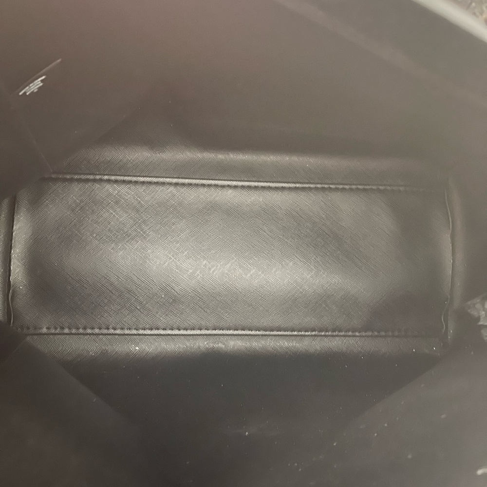 GUESS tote - Picture 2 of 5
